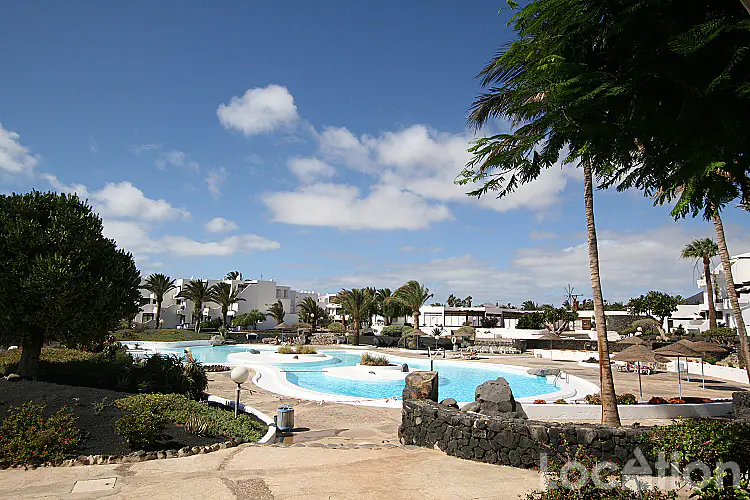 Molinos pool imagen por esta 2° piso Apartamento en Costa Teguise